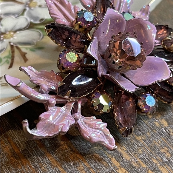 1960’s Iridescent Lavender Enamel & Rhinestone Floral Brooch - Picture 3 of 6